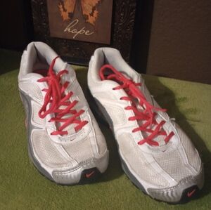 NIKE REAX RUN 5, WOMENS SIZE 10 W/PINK FEATURES AND LACES, PRE-OWNED